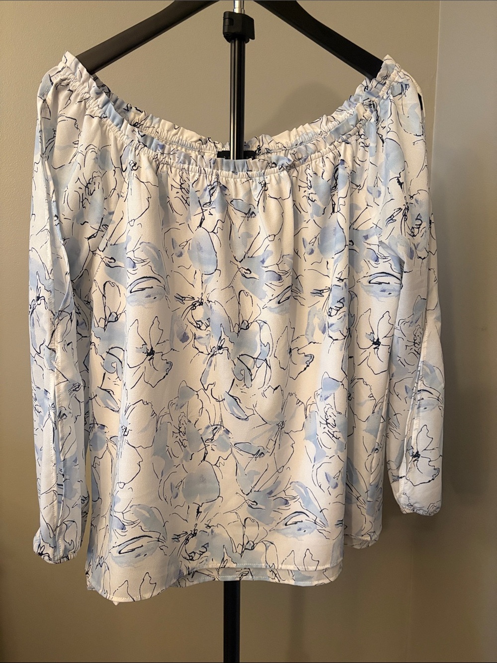 Sanctuary Size Medium Floral Blouse in Light Blue & White, Cut Out Sleeves